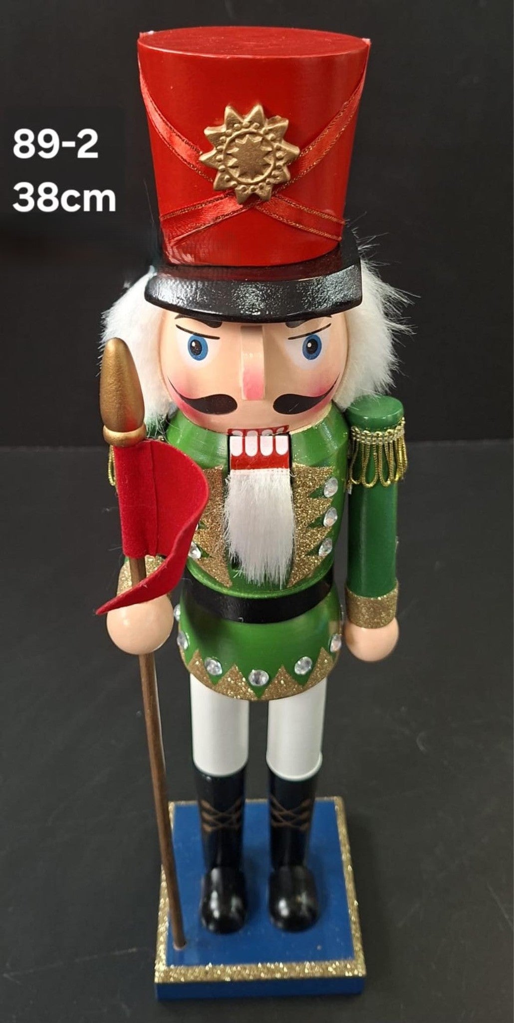 Spărgător de nuci decorativ soldat verde cu steag roșu - 38cm