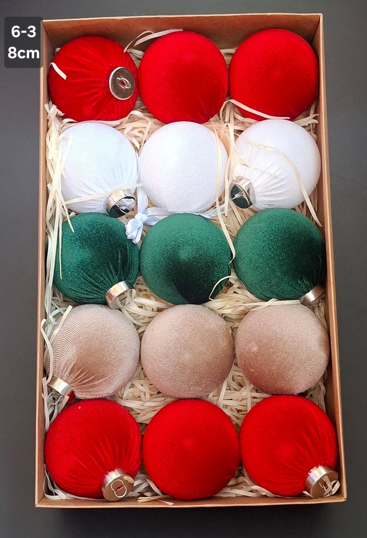 Set 15 Globuri de Crăciun din Catifea, Roșu, Alb, Verde și Șampanie – Ornamente Elegante pentru Brad - 8cm