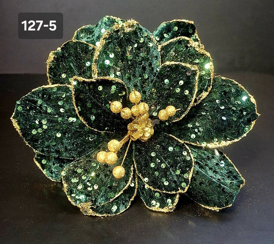 Floare decorativă de Crăciun verde smarald cu paiete și accente aurii – Ø 28cm, tijă 40cm