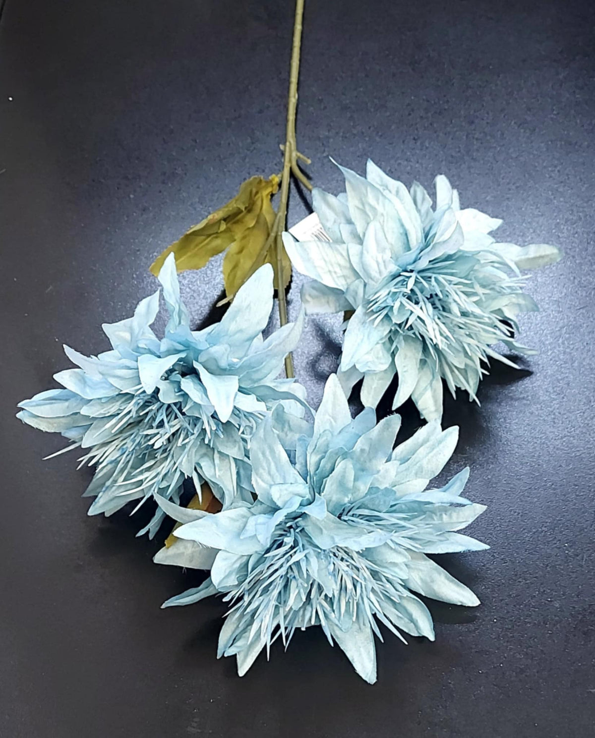 Fir de dalie artificială bleu deschis – 3 flori mari, 60 cm