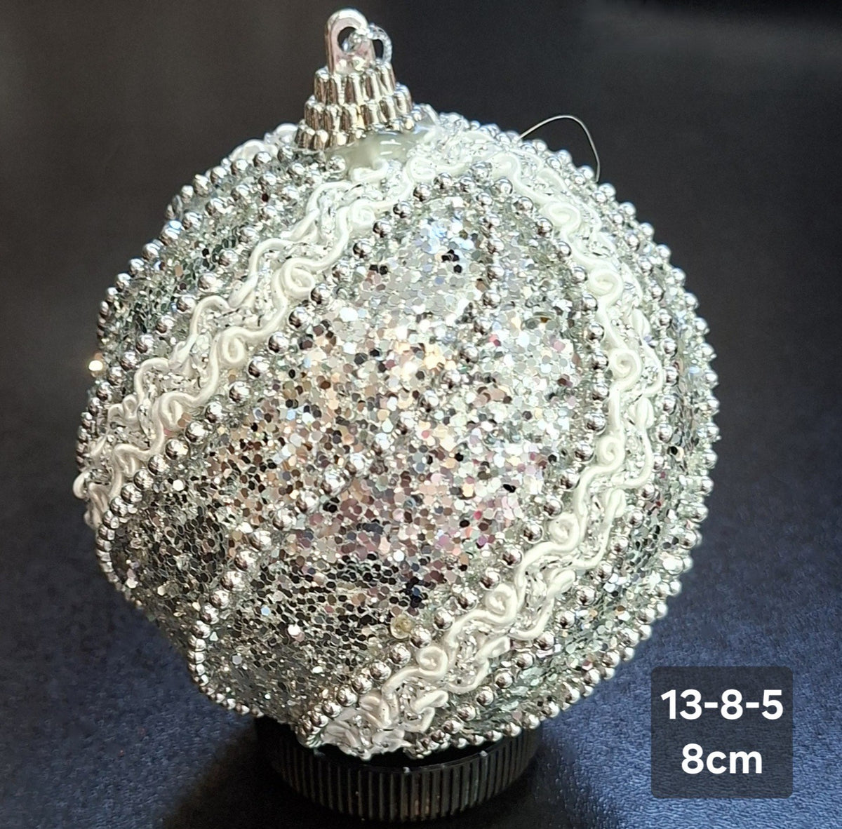 Glob de Crăciun Argintiu cu Mărgele Decorative și Ornamente Albe - 8cm