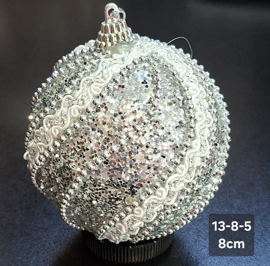 Glob de Crăciun Argintiu cu Mărgele Decorative și Ornamente Albe - 8cm