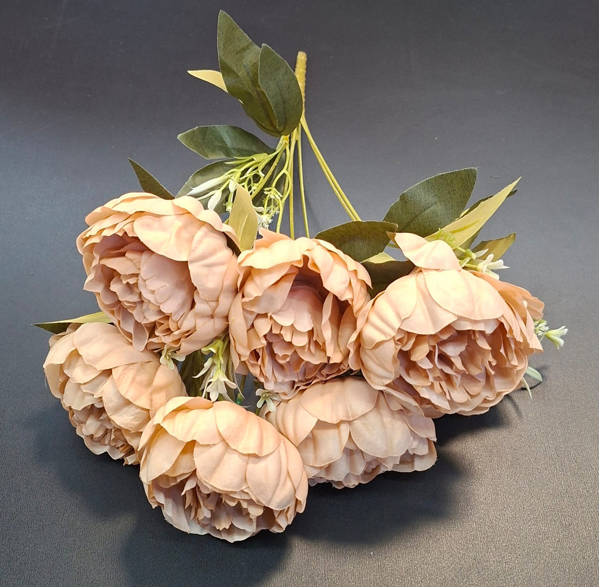 Buchet cu bujori artificiali cappuccino și frunze verzi – 40cm