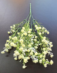 Verdeață artificială decorativă cu flori mici crem și boboci albi, 34cm