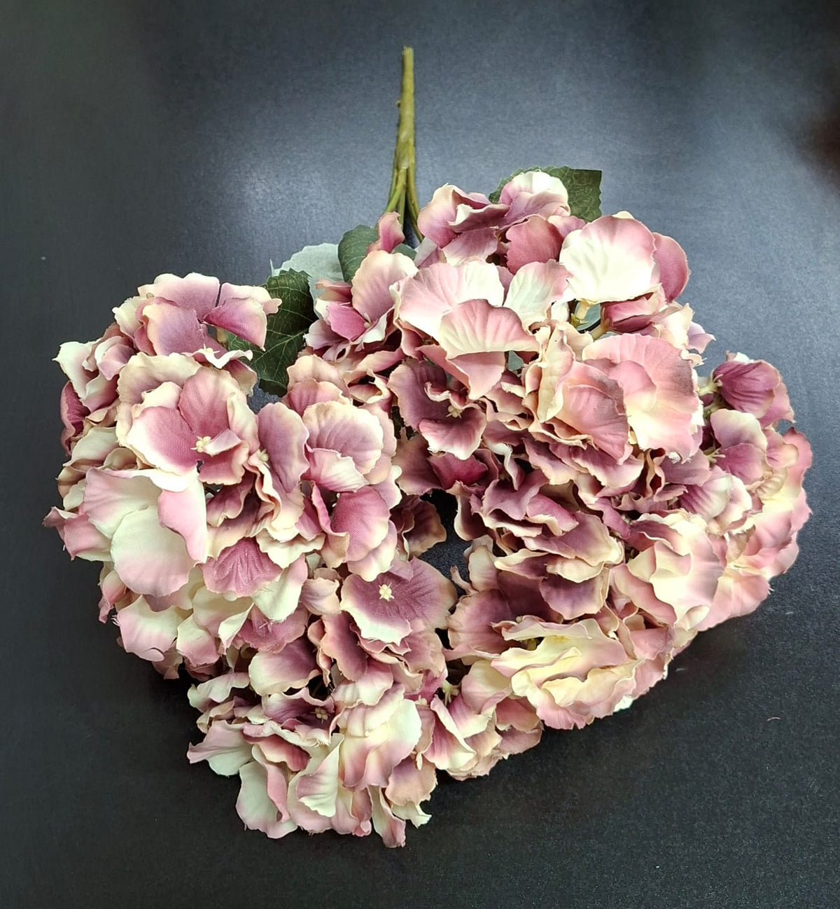 Buchet cu Hortensii nuanțe între roz și vișiniu deschis – Flori Artificiale Elegante din Material Textil