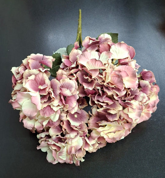Buchet cu Hortensii nuanțe între roz și vișiniu deschis – Flori Artificiale Elegante din Material Textil