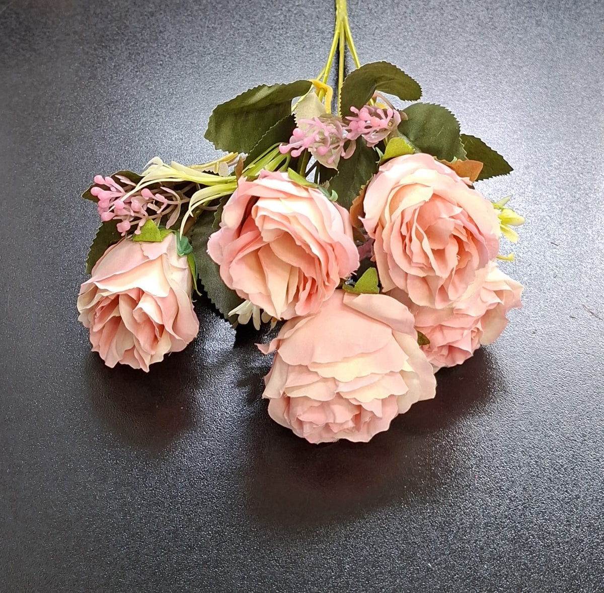 Buchet 5 trandafiri artificiali roz pudrat 30 cm – flori decorative