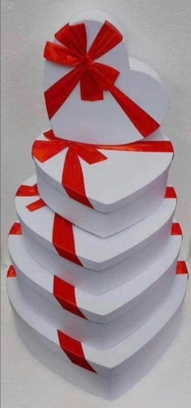 Cutii din carton albe 5/set, în formă de inimă, cu capac și fundă – pentru flori și cadouri elegante