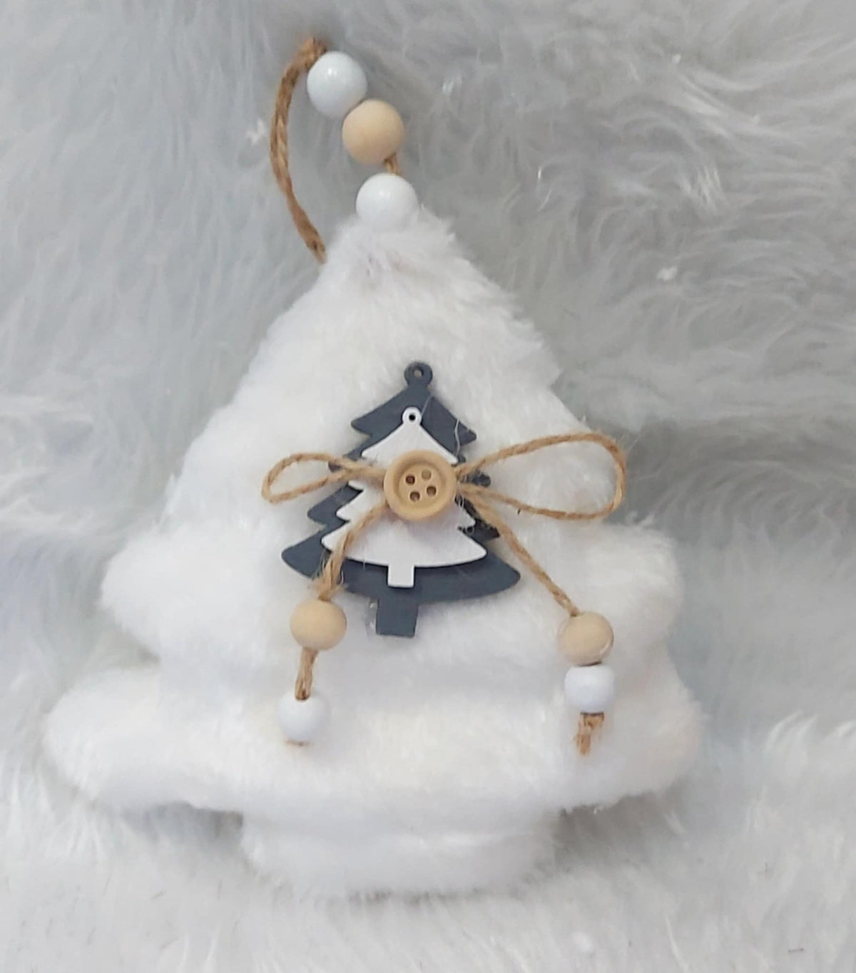 Ornament Crăciun brăduț pufos alb cu fundiță și mărgele din lemn - 13cm