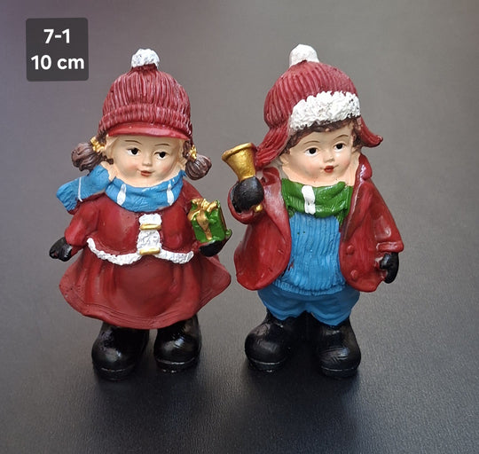 Set 2 Figurine Decorative de Crăciun din Ceramică – Fetiță și Băiețel cu Accesorii Festive - 10cm
