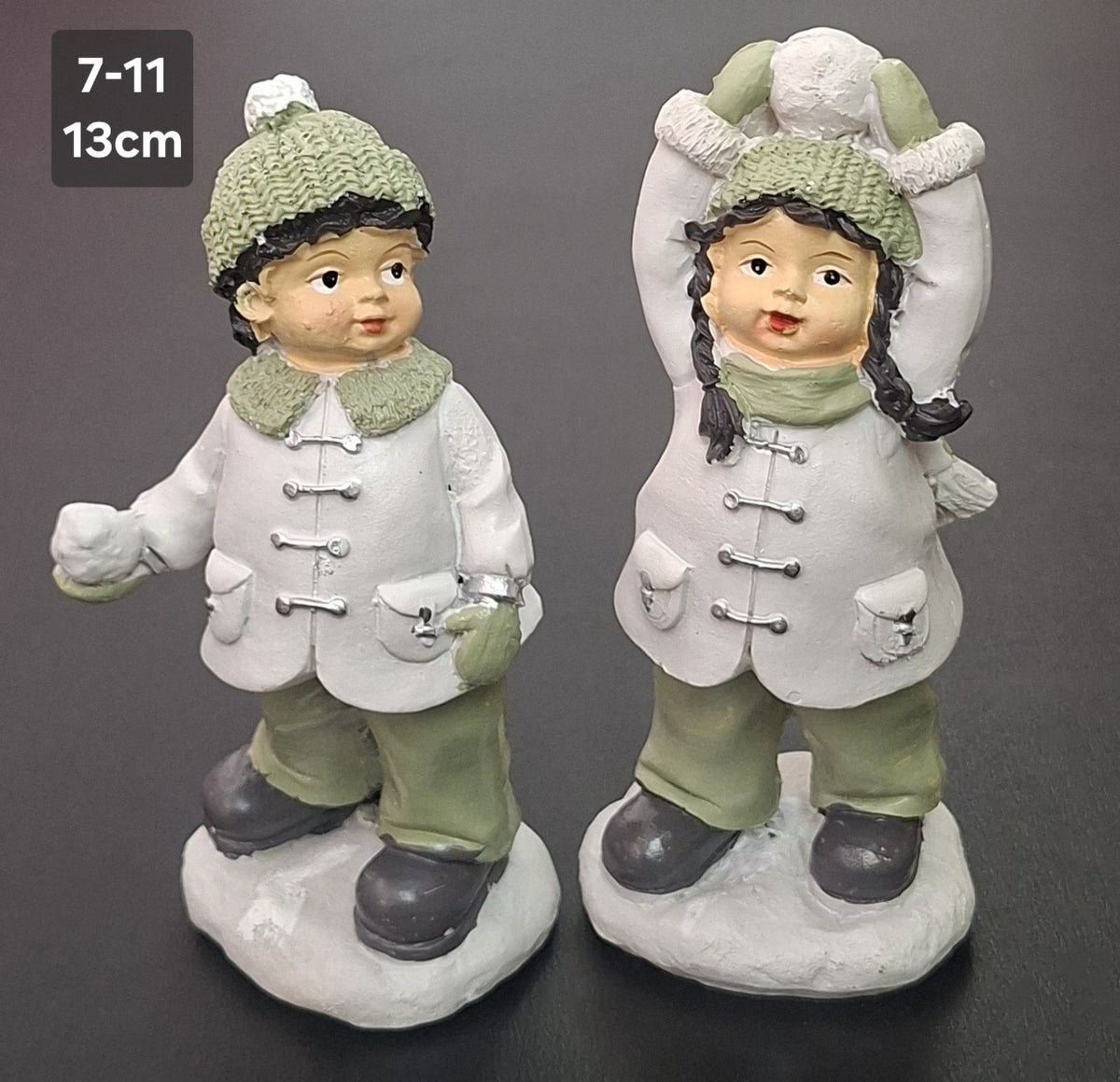 Set 2 Figurine Decorative de Crăciun din Ceramică – Fetiță și Băiețel cu Bulgări de Zăpadă, Alb și Verde - 13cm