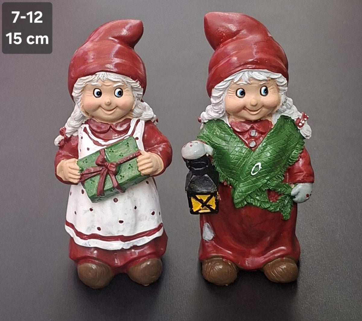 Set 2 Figurine Decorative de Crăciun din Ceramică – Moș și Crăciuniță cu Felinar și Cadou, Roșu și Verde - 15cm