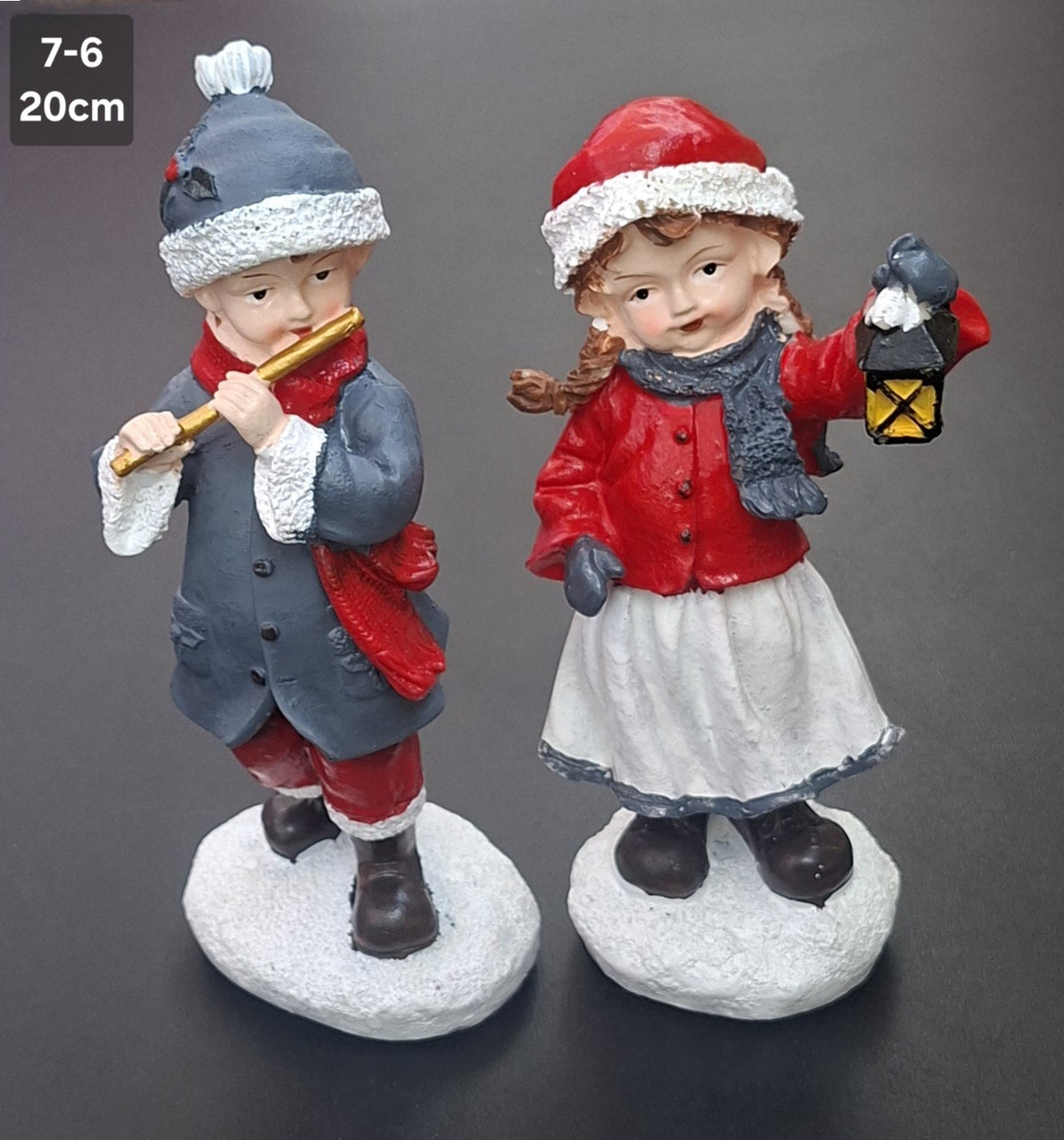 Set 2 Figurine Decorative de Crăciun din Ceramică – Fetiță cu Felinar și Băiețel cu Flaut - 20cm