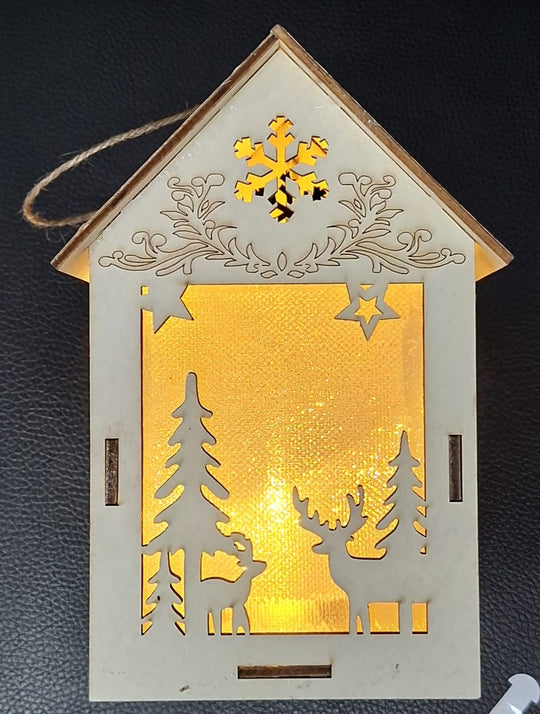 Ornament de Crăciun din Lemn cu LED – Căsuță cu Ren și Brazi - 10x16cm