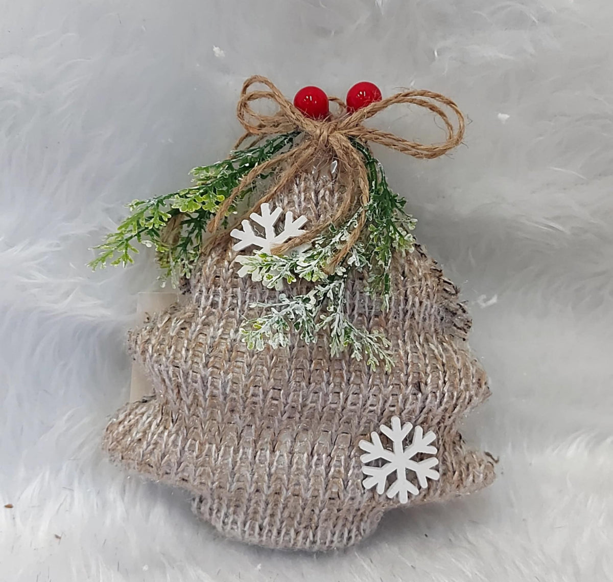 Ornament Crăciun brăduț din iută cu crenguțe verzi și fulgi albi - 14cm