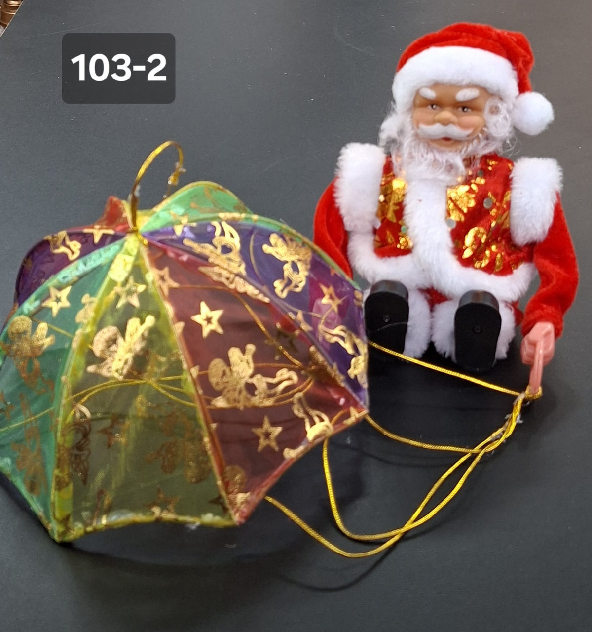 Moș Crăciun cu parasuta, decor muzical cu baterii