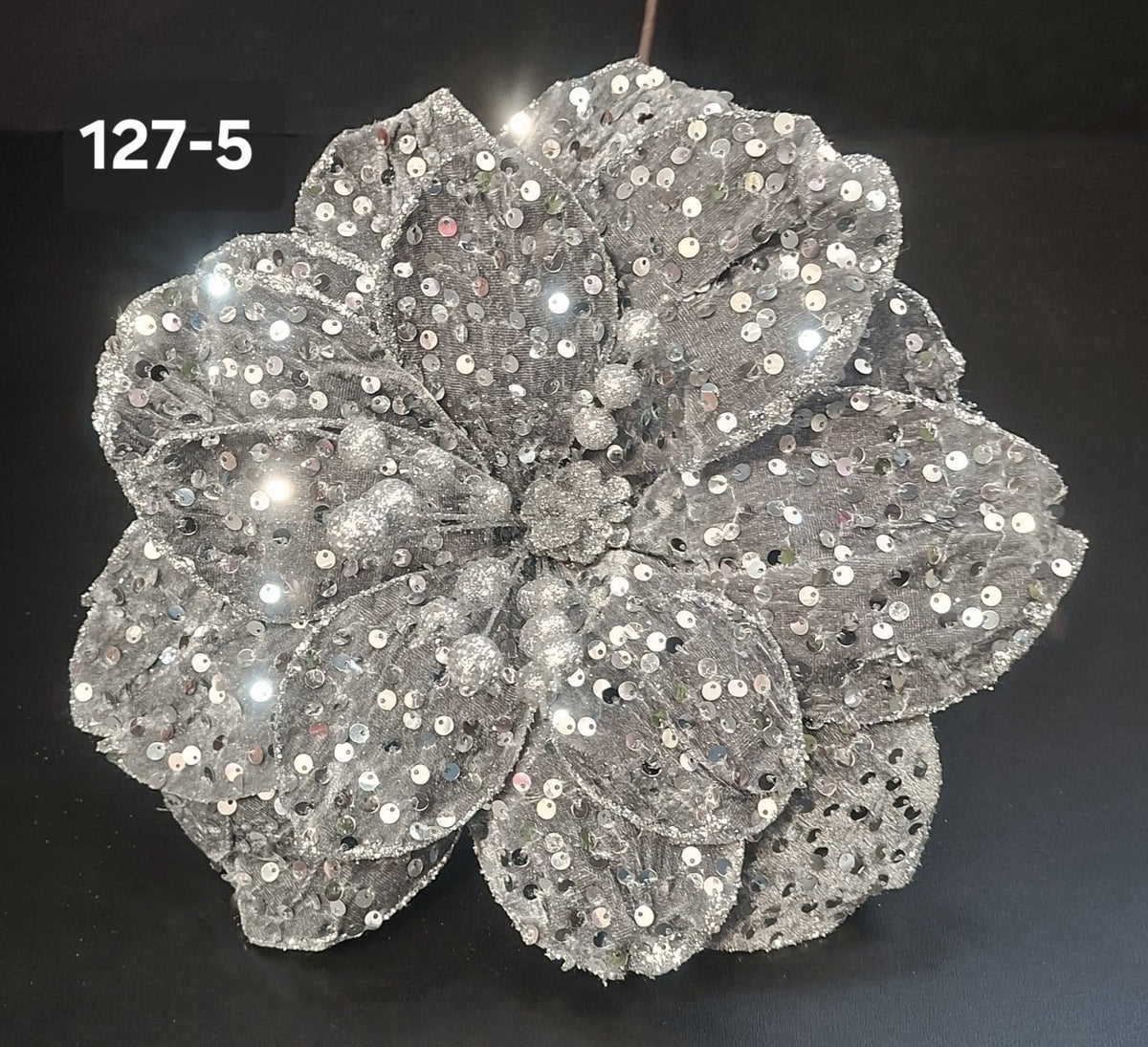 Floare decorativă de Crăciun argintie cu paiete – Ø 28cm, tijă 40cm