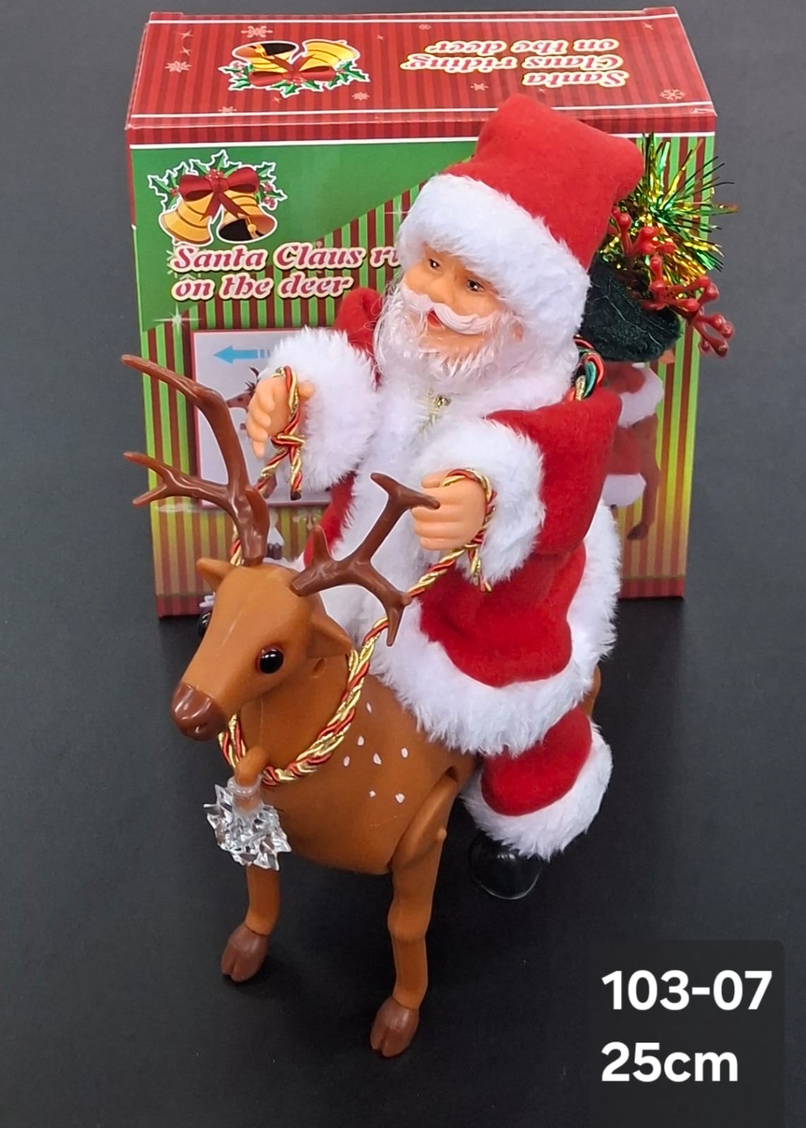 Moș Crăciun pe ren, decor animat cu baterii - 25cm