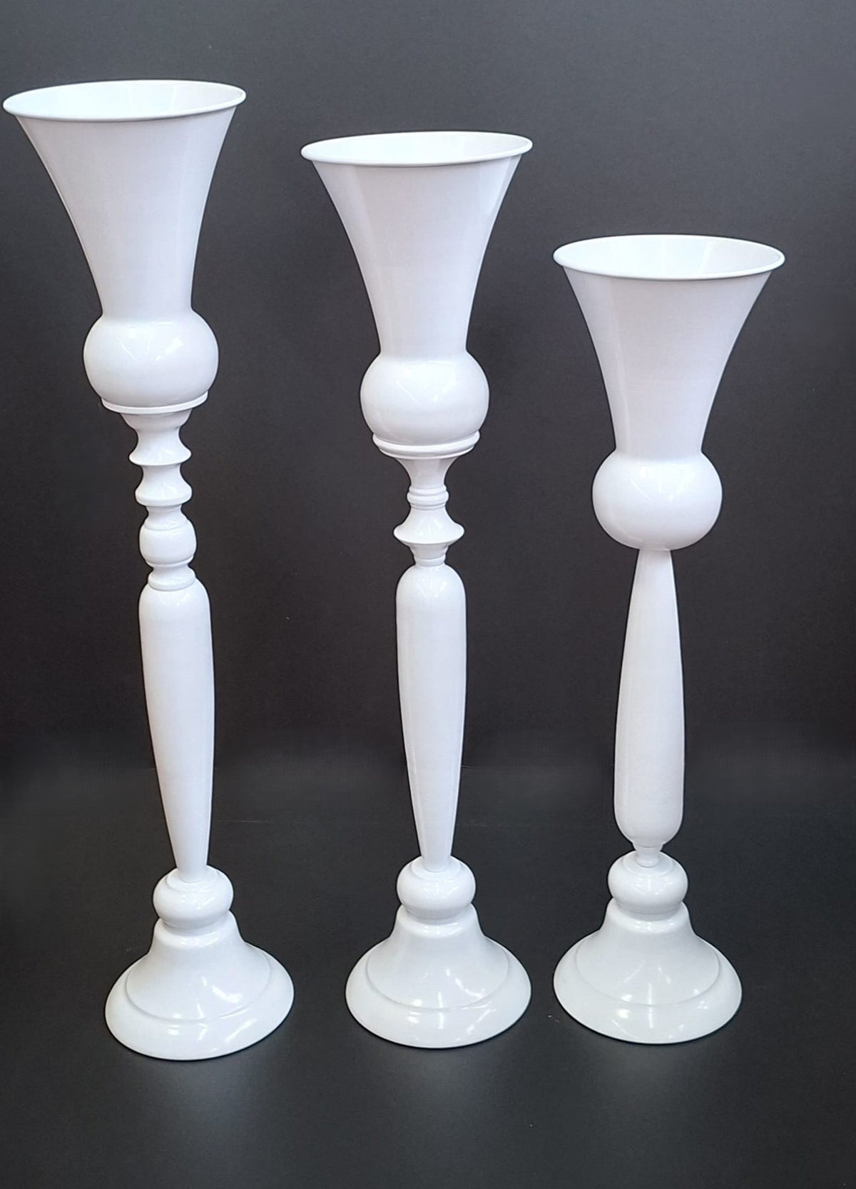 Suport decorativ alb pentru flori – design modern înalt
