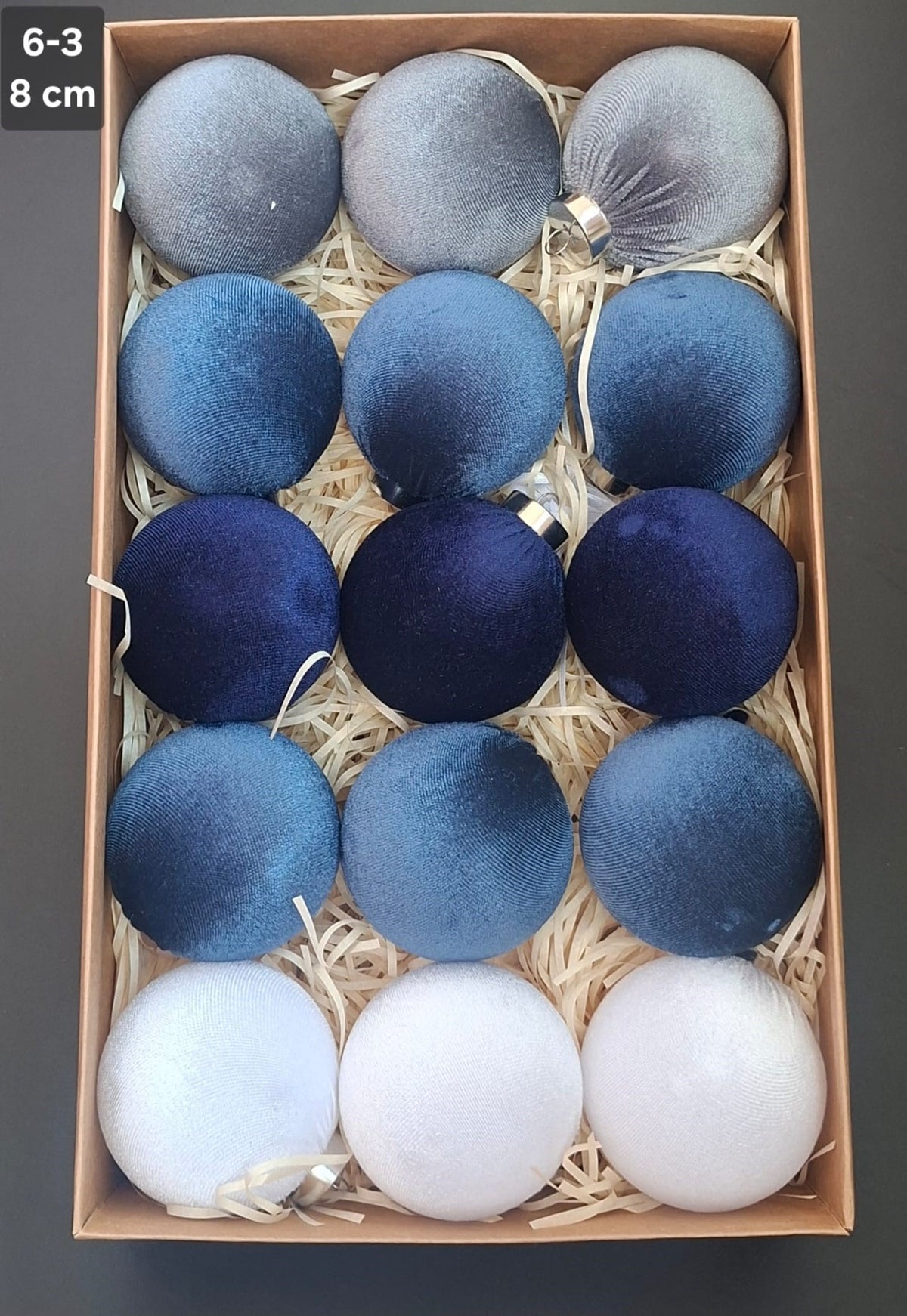 Set 15 Globuri de Crăciun din Catifea – Albastru, Bleumarin, Gri Argintiu și Alb - 8cm