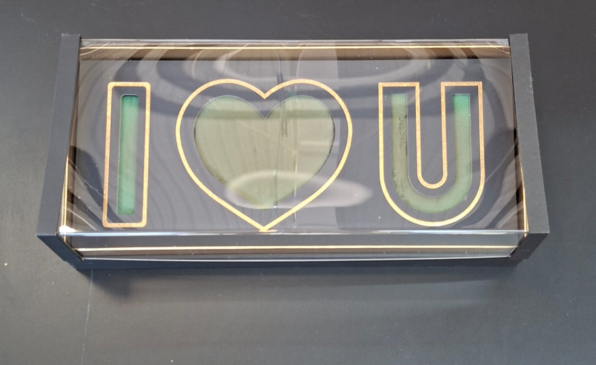 Cutie din carton pentru flori cu burete floral și capac transparent – model „I ♥ U” negru 50x13cm