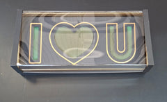 Cutie din carton pentru flori cu burete floral și capac transparent – model „I ♥ U” negru 50x13cm