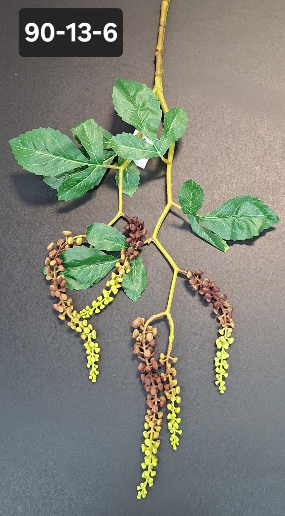 Ramură decorativă artificială cu ciorchini verzi cu maro - 75cm