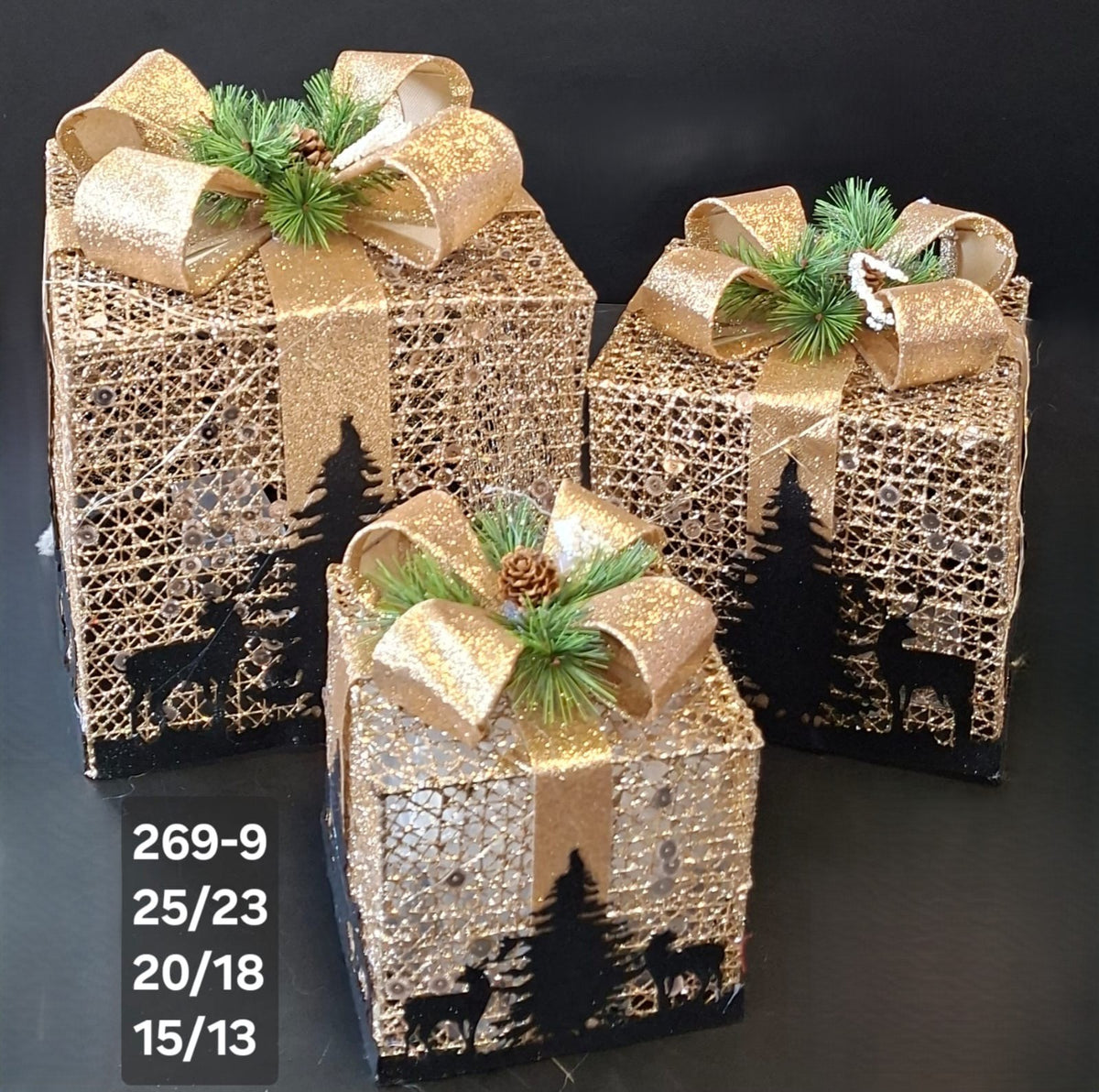 Cadou decorativ auriu cu brad și reni – 3/set