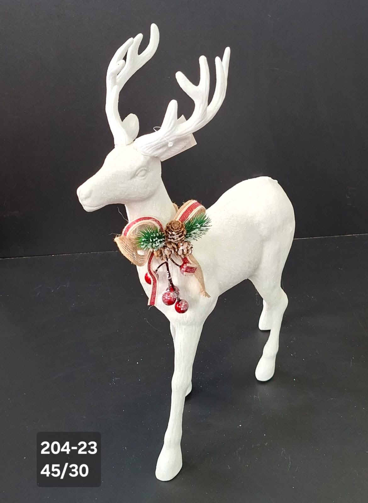 Ren decorativ alb cu panglică și con de brad – 45x30cm