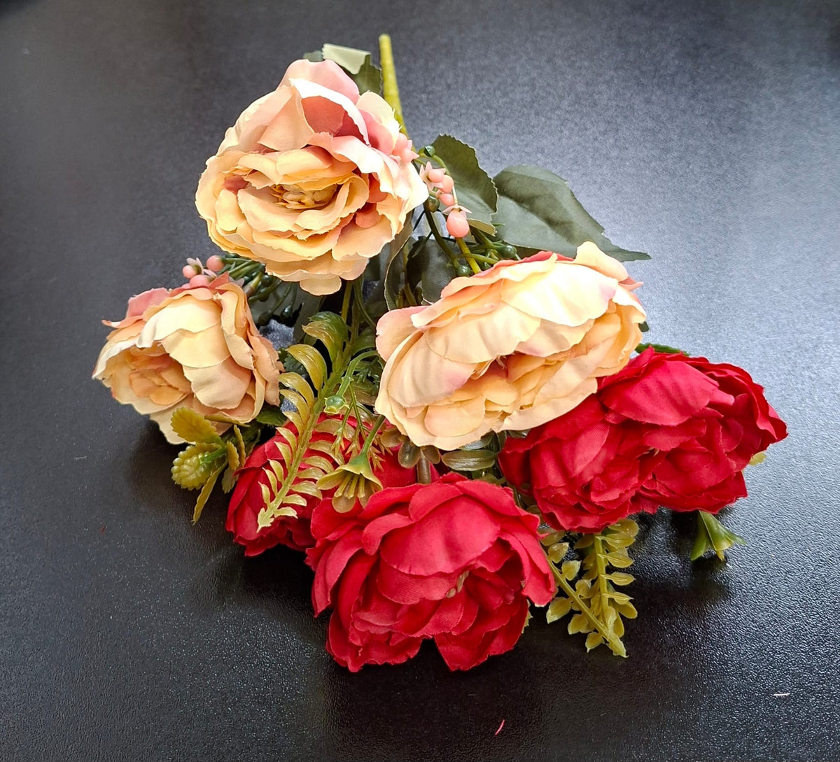 Buchet trandafiri artificiali somon cu rosu 30cm – flori elegante