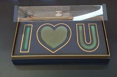 Cutie din carton pentru flori cu burete floral și capac transparent – model „I ♥ U” negru 50x13cm