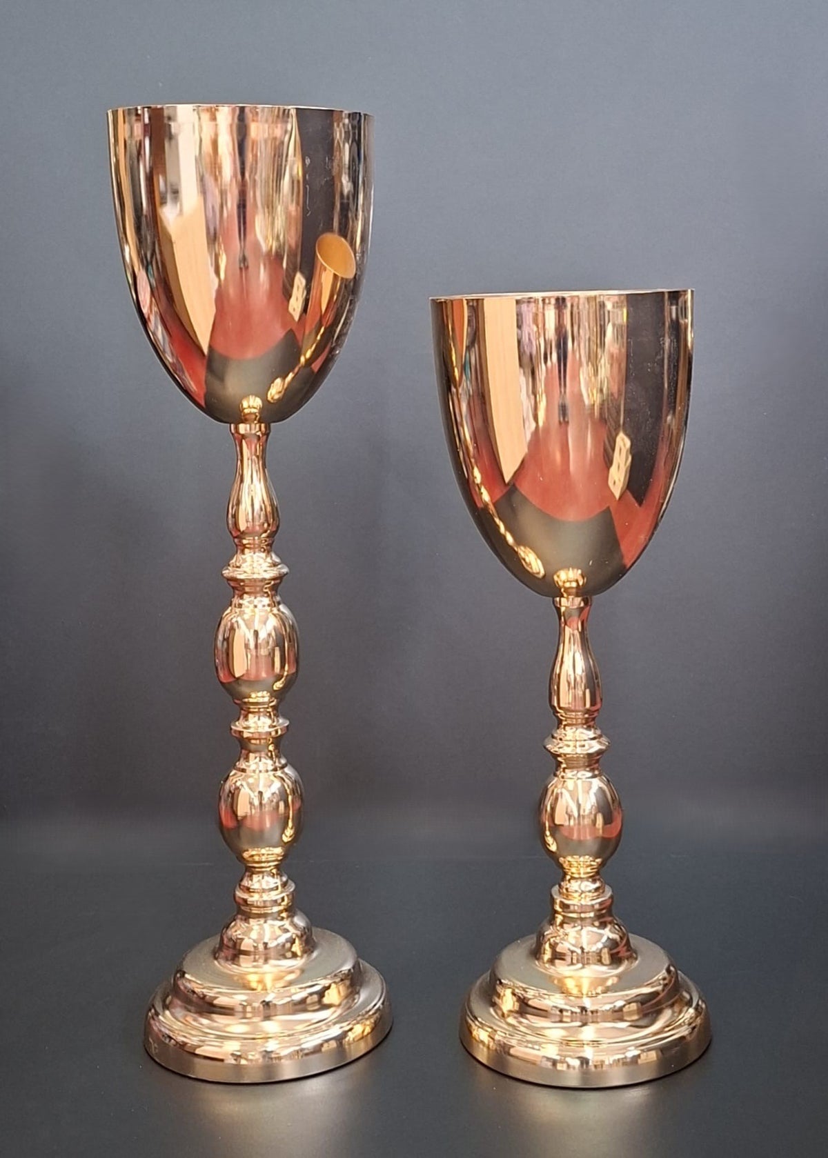 Suport auriu din metal – elegant și decorativ