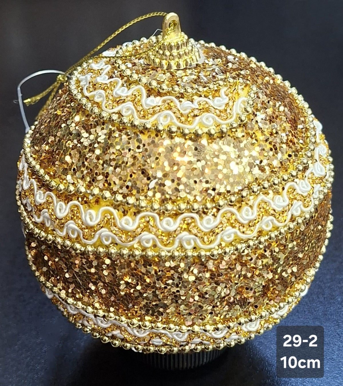 Glob de Crăciun Auriu cu Mărgele Aurii și Ornamente Albe - 10cm