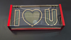 Cutie din carton roșie pentru flori cu burete floral și capac transparent – model „I ♥ U” 50x13cm