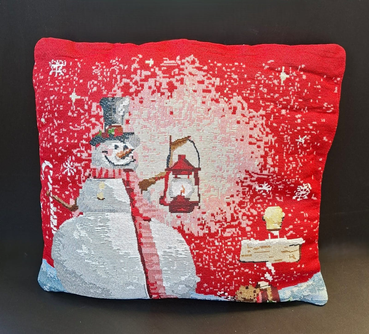 Pernă decorativă roșie cu om de zăpadă și lampă - 45x45cm