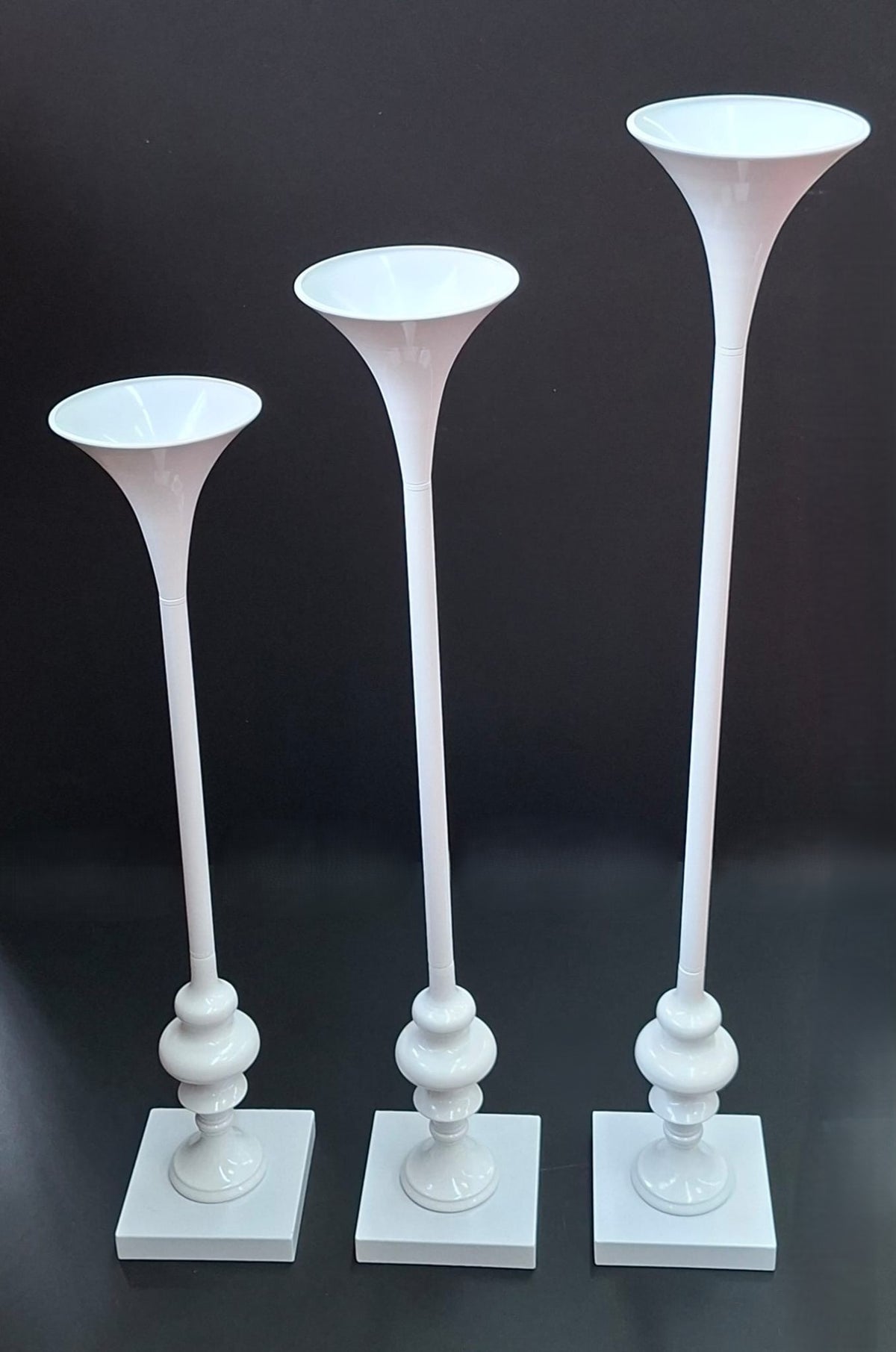 Suport decorativ alb pentru flori – design modern înalt