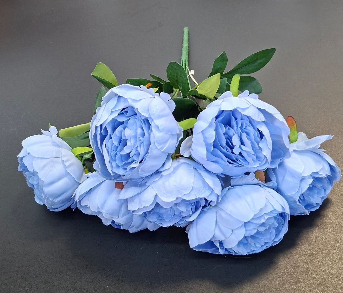 Buchet bujori artificiali bleu pastel – 7 flori, aspect natural 40cm