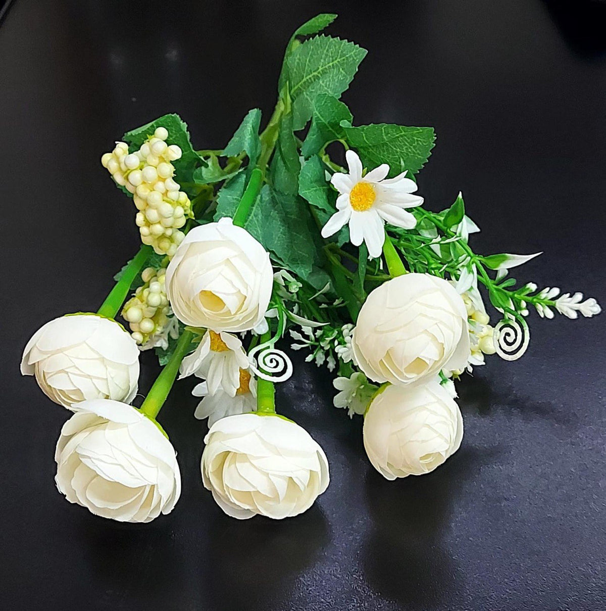 Buchet Decorativ cu Bujori Albi și Margarete – Flori Artificiale din Material Textil