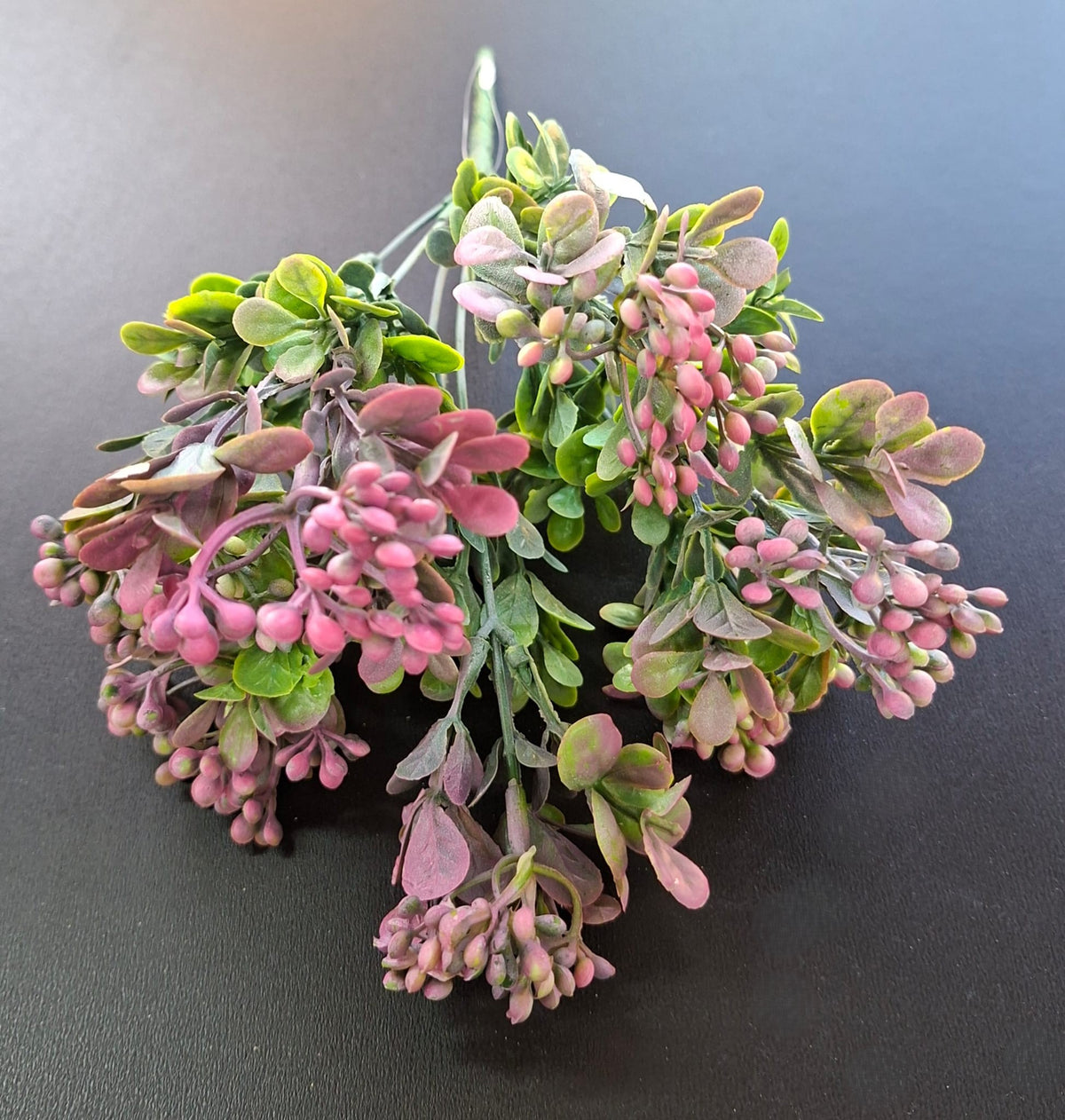Verdeață artificială decorativă cu frunze rotunjite și boboci roz, 30cm
