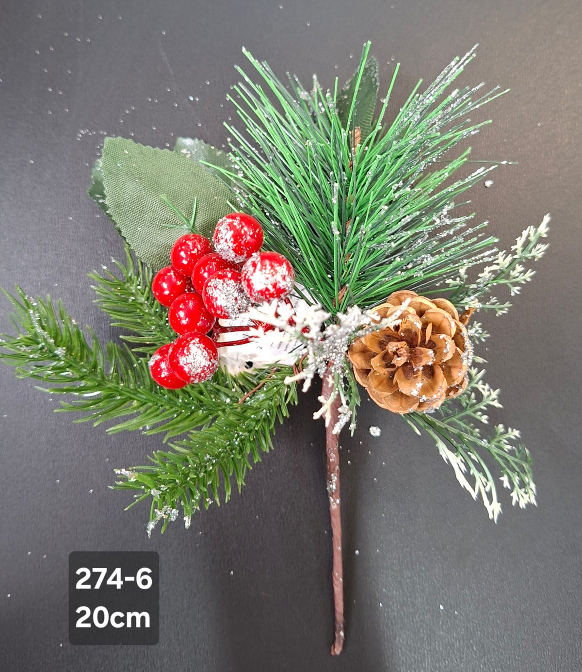 Crenguță artificială de Crăciun cu con și bobițe roșii – 20cm 10/set