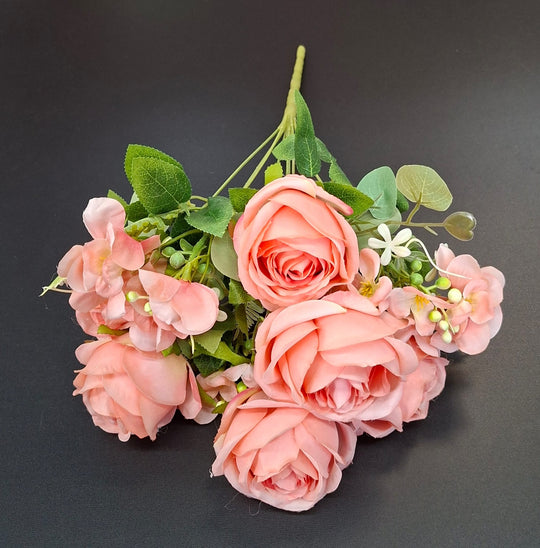 Buchet artificial cu trandafiri somon și accente florale – 42cm