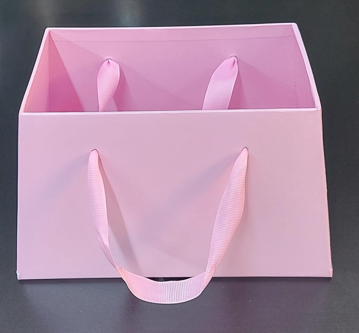 Cutie din carton roz, dreptunghiulară 20×16cm, cu mânere din panglică – pentru flori și cadouri