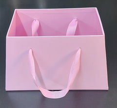 Cutie din carton roz, dreptunghiulară 20×16cm, cu mânere din panglică – pentru flori și cadouri