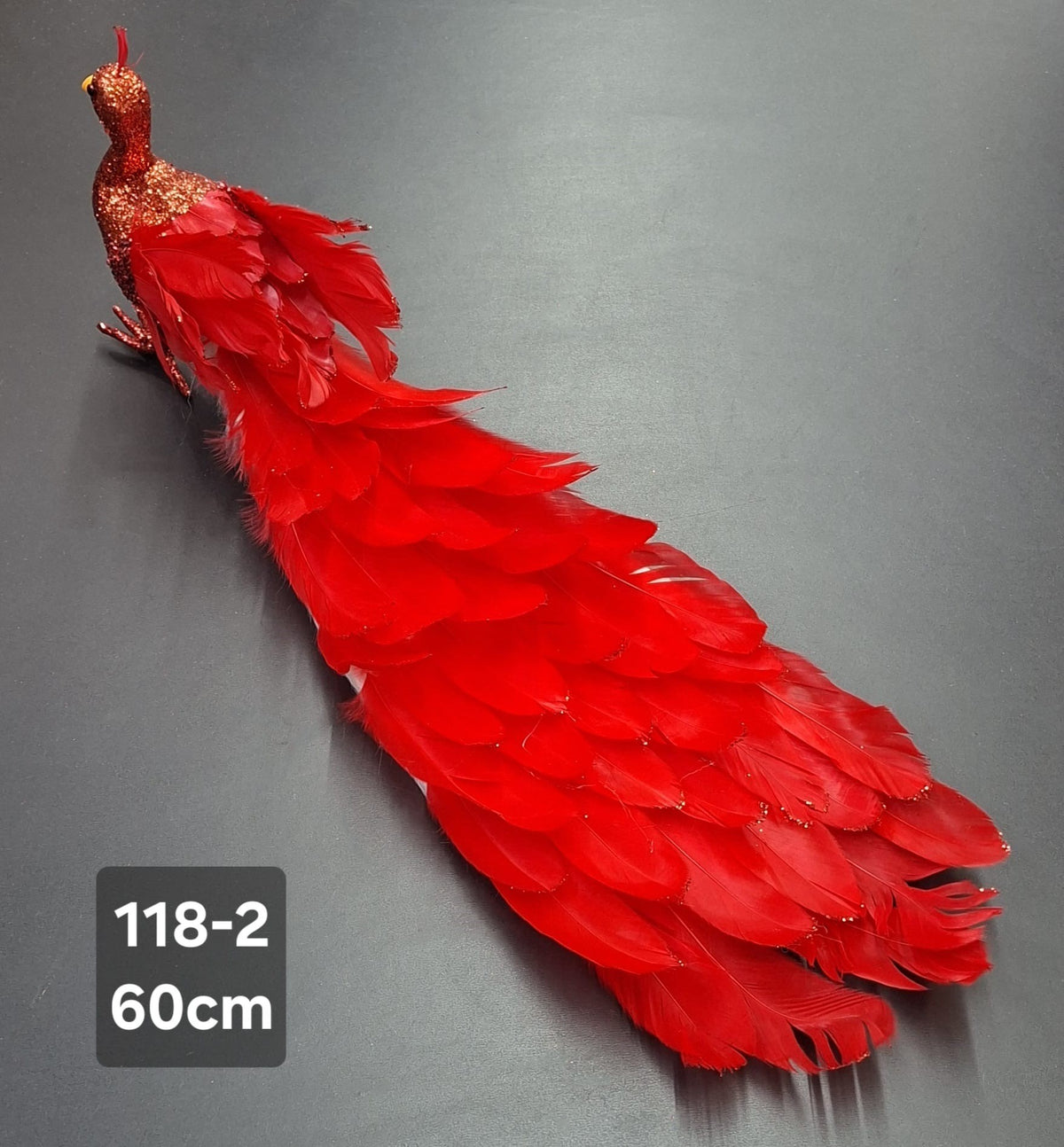 Păun Decorativ Roșu cu Pene și Sclipici – 60cm | Ornament Elegant de Crăciun