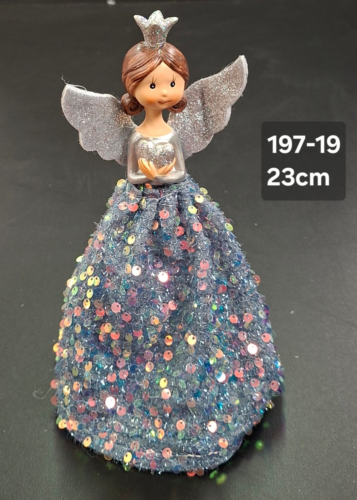 Îngeraș decorativ argintiu cu inimă și rochie albastră - 23cm