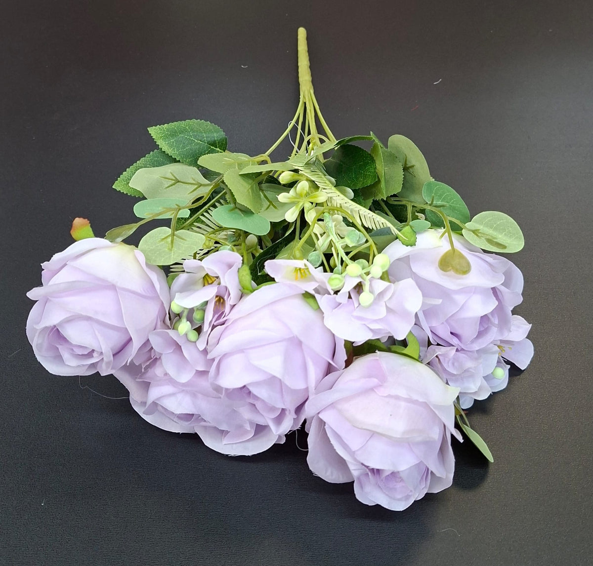 Buchet artificial cu trandafiri lila și verdeață – 42cm