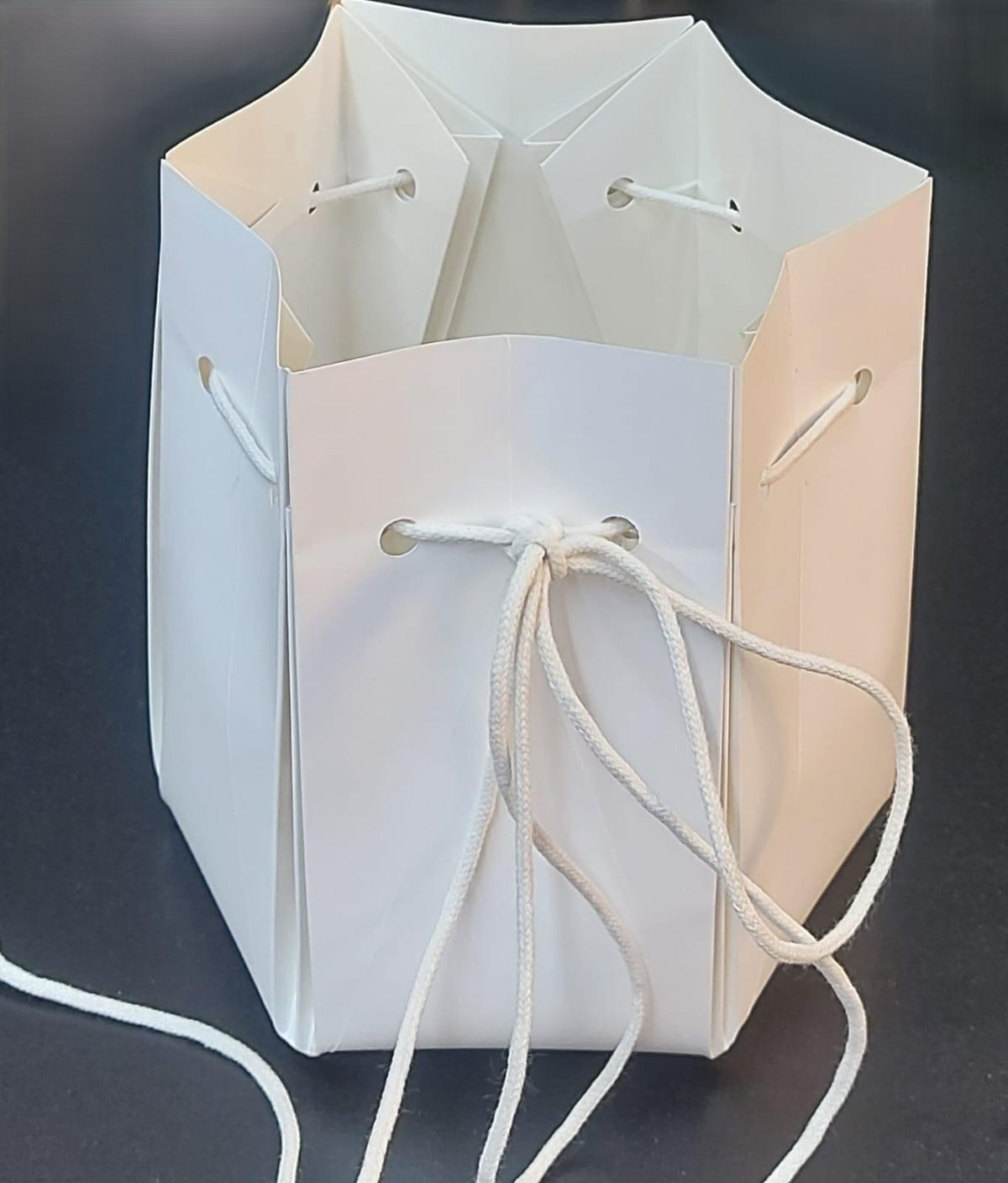 Cutie din carton alba cu șnur – set 10 bucăți