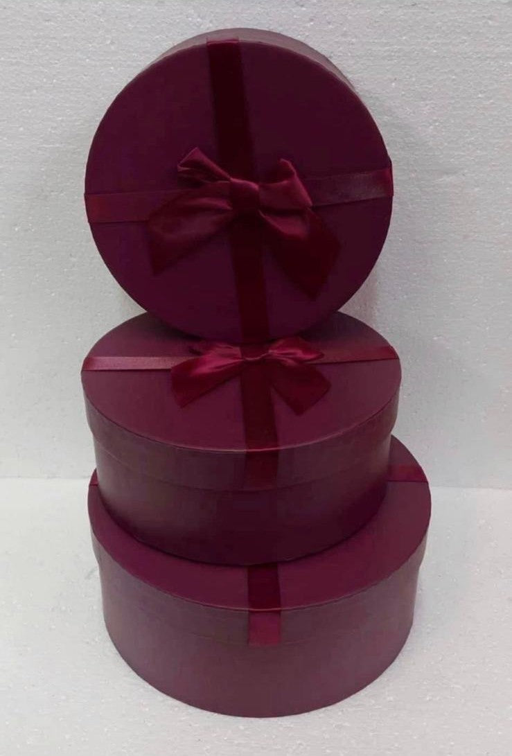 Cutii din carton bordo 3/set, rotunde, cu capac și fundă – pentru flori și cadouri elegante