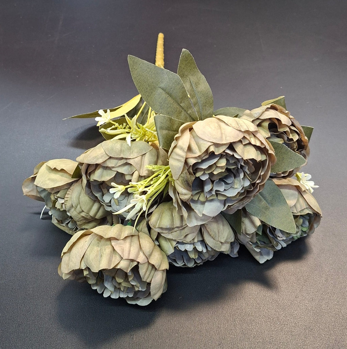 Buchet cu bujori artificiali kaki-gri și frunze verde închis – 40cm