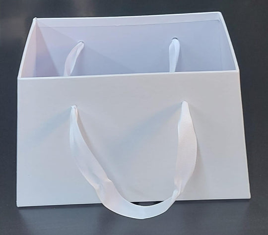 Cutie din carton albă, dreptunghiulară 20×16cm, cu mânere din panglică – pentru flori și cadouri